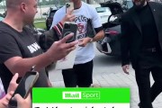 邮报:C罗给粉丝签名遇到球迷粗鲁合影,面露不快&制止其行为 邮报:C罗给粉丝签名遇到球迷粗鲁合影,面露不快&制止其行为